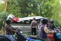 1763571898201-mobil-toyota-hiace-pengangkut-turis-yang-mengalami-lakalantas-maut-di-jalan-singaraja-denpasar-desa-padangbulia-kecamatan-suka-1763122429582_43