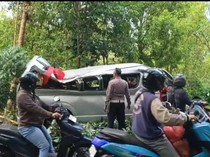 1763571898201-mobil-toyota-hiace-pengangkut-turis-yang-mengalami-lakalantas-maut-di-jalan-singaraja-denpasar-desa-padangbulia-kecamatan-suka-1763122429582_43