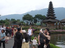 1763658296586-ekonomi-bali-tumbuh-dari-sektor-pariwisata-2_43