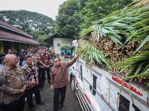 1763658301365-viral-harimau-kurus-gubernur-pramono-langsung-cek-kondisi-ragunan-1763626459984_43