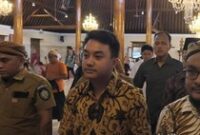 1763723096777-dua-putra-mendiang-paku-buwono-xiii-salat-jumat-di-masjid-agung-solo-jumat-21112025-1763705430700_43