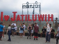 1763723105155-potret-ramainya-bali-diserbu-turis-asing_43