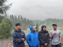 1763723107026-para-pendaki-saat-gunung-semeru-erupsi-1763692550158_43