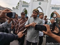 1763744708932-putra-tertua-pb-xiii-pb-xiv-mangkubumi-saat-ditemui-di-masjid-agung-solo-jumat-21112025-1763707761029_43