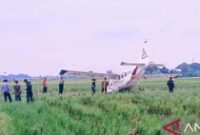 1763787892644-garis-polisi-dipasang-di-lokasi-pesawat-jatuh-di-sawah-di-karawang-jawa-bara-jabar-warga-diminta-tak-mendekat-karena-ada-bbm-p-1763736823440_43