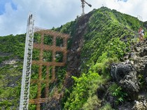 1763895930296-proyek-lift-pantai-kelingking-dihentikan-sementara-diduga-langgar-aturan-tata-ruang-1762344341466_43