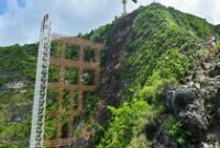 1763960685253-proyek-lift-pantai-kelingking-dihentikan-sementara-diduga-langgar-aturan-tata-ruang-1762344341466_43