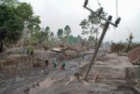 1763960692852-erupsi-semeru-ganggu-akses-listrik-ratusan-rumah-1763907871258_43