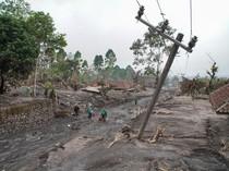 1763960692852-erupsi-semeru-ganggu-akses-listrik-ratusan-rumah-1763907871258_43