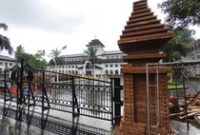 1763982290233-sentuhan-bertema-candi-bentar-jadi-wajah-baru-di-gedung-sate-kota-bandung-1763618191054_43