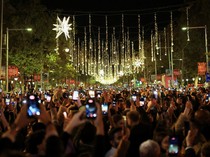 1763982291633-ribuan-warga-saksikan-penyalaan-lampu-natal-di-barcelona-1763967752467_43