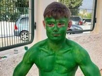 1764068709087-turis-inggris-mengecat-tubuhnya-menirukan-karakter-hulk-1763963297187_43