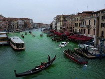 1764111871644-kanal-terkenal-venesia-mendadak-hijau-1763969388425_43