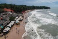 1764219927867-waspada-gelombang-tinggi-saat-libur-akhir-tahun_43