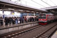 1764241507420-wacana-krl-24-jam-muncul-warga-berharap-tak-lagi-kesulitan-pulang-malam-1764168174391_43