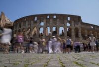 1764263088423-italia-kecam-keras-turis-yang-vandalisme-nama-pacar-di-colloseum-roma-2_43