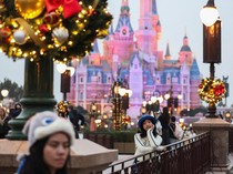 1764306302511-kemeriahan-dekorasi-natal-sambut-pengunjung-di-shanghai-disneyland-1764249244241_43