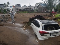 1764327948700-foto-udara-kawasan-elit-di-padang-luluh-lantak-diterjang-banjir-bandang-1764250738942_43