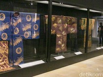 1764435883543-pengunjung-antusias-ikuti-workshop-samurai-di-pameran-wastra-indonesiajepang-1764402456747_43
