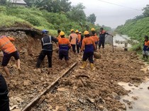 1764565552477-jalur-kereta-api-di-sumatera-terdampak-banjir-dan-longsor-1764552509999_43