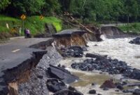 1764587124702-jalan-padang-bukittinggi-putus-total-akibat-banjir-dan-longsor-1764405770313_43