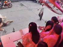 1764651908717-turis-berkelahi-jadi-tontonan-1764174640406_43