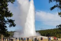 1764695117617-geyser-old-faithful-di-taman-nasional-yellowstone-amerika-serikat-1744176470211_43