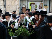 1764695124463-jelang-sukkot-warga-yahudi-di-yerusalem-sibuk-siapkan-perlengkapan-ritual-1759747598671_43