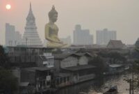 1764738319695-patung-buddha-raksasa-di-bangkok-tertutup-polusi-udara-1_43