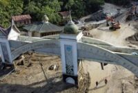 1764738322348-pembersihan-jembatan-kembar-silaiang-dari-material-longsor-1764400977739_43