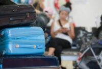 1764759953163-ilustrasi-koper-di-bandara_43