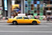 1764803095476-ilustrasi-taksi-di-tempat-wisata_43