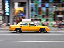 1764803095476-ilustrasi-taksi-di-tempat-wisata_43