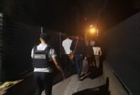 1764932717292-petugas-mengamankan-bule-belanda-berinisial-h-yang-mengamuk-dan-meresahkan-warga-di-kawasan-ubud-gianyar-bali-foto-dok-polsek--1764912783924_43