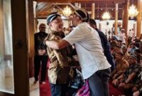 1764932721451-paku-buwana-xiv-purbaya-dan-paku-buwana-xiv-mangkubumi-bertemu-usai-salat-jumat-di-masjid-agung-keraton-solo-jumat-5122025-1764916361183_43