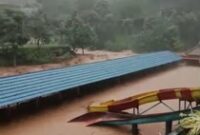 1764954305358-objek-wisata-terendam-banjir-luapan-air-sungai-di-cililin-bandung-barat-1764845780725_43