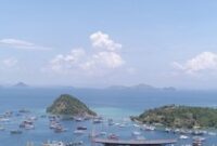 1764954306711-suasana-di-perairan-labuan-bajo-yang-dipenuhi-kapal-wisata-dan-hotel_43