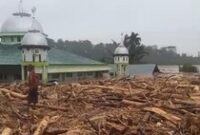 1765083885380-masjid-yang-tersisa-di-desa-sekumur-kecamatan-sekarak-aceh-tamiang-foto-screenshot-video-1765027762460_43