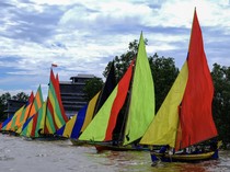 1765127095732-adu-cepat-sampan-layar-warnai-perairan-meranti-1765083627018_43