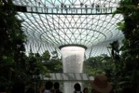 1765127101368-terpesona-air-terjun-di-bandara-jewel-changi-singapura-1_43