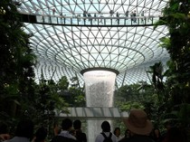 1765127101368-terpesona-air-terjun-di-bandara-jewel-changi-singapura-1_43