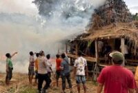 1765170291824-petugas-gabungan-berupaya-memadamkan-api-yang-membakar-28-rumah-adat-di-kampung-waru-wora-desa-patiala-bawa-kecamatan-lamboya--1765001162519_43