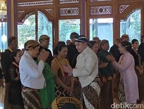 1765256706121-sinuhun-pb-xiv-purbaya-mengukuhkan-penasihat-dan-staf-khusus-raja-minggu-7122025-1765099826416_43