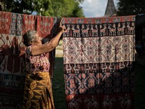 1765278299152-kemilau-tenun-ikat-sumba-warisan-budaya-bernilai-puluhan-juta-rupiah-1753285173804_43