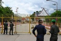 1765278306154-polisi-perbatasan-kamboja-berjaga-di-dekat-gerbang-perlintasan-perbatasan-dengan-thailand-yang-ditutup-saat-sengketa-perbatasa-1753325791457_43