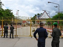 1765278306154-polisi-perbatasan-kamboja-berjaga-di-dekat-gerbang-perlintasan-perbatasan-dengan-thailand-yang-ditutup-saat-sengketa-perbatasa-1753325791457_43