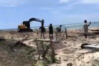 1765299884973-tangkapan-layar-video-warga-geruduk-aktivitas-penambangan-hotel-di-pantai-serangan-lombok-tengah-dokumentasi-warga-1765256715697_43