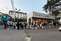 1765364702929-warga-bekasi-antre-3-jam-untuk-beli-donat-viral-di-blok-m-1_43