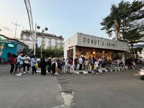 1765364702929-warga-bekasi-antre-3-jam-untuk-beli-donat-viral-di-blok-m-1_43