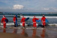 1765386285151-aksi-peselancar-berkostum-sinterklas-hiasi-laut-mediterania-1765347897403_43